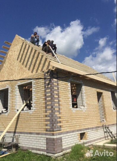 Бригада строителей плотник