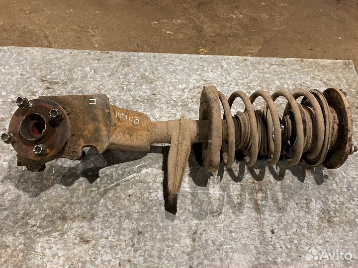 Передний правый поворотный кулак ауди 100 с3