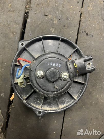 Моторчик печки Mitsubishi Carisma