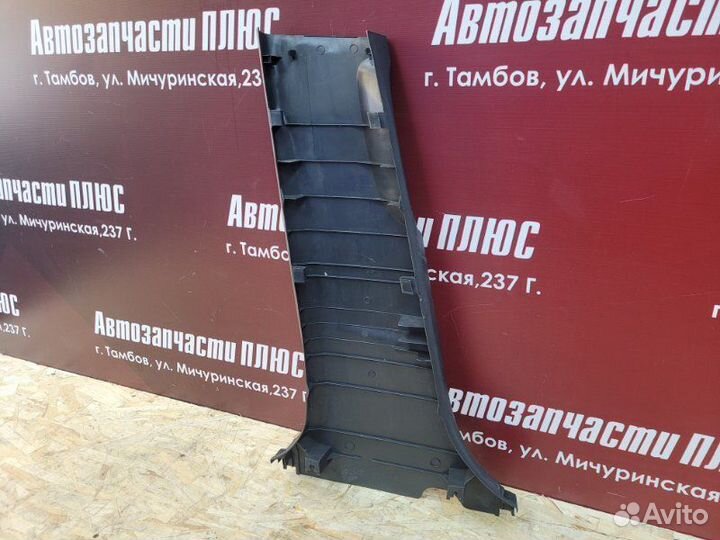 Обшивка средней стойки правая Toyota Auris