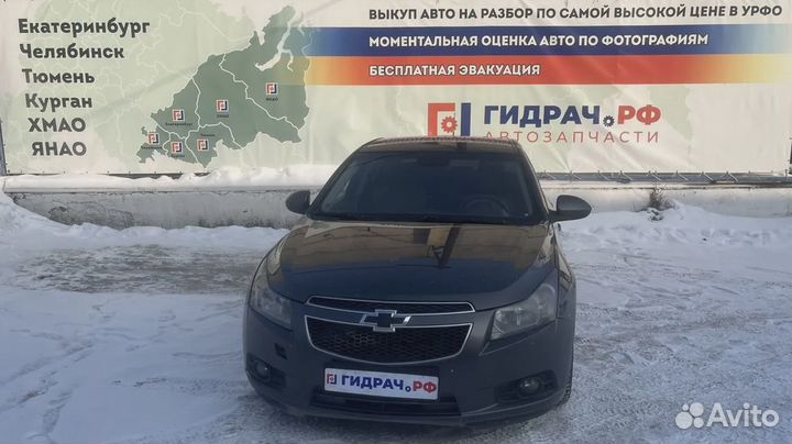 Обшивка стойки средней правой нижняя Chevrolet Cru