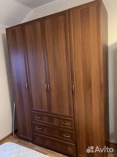 Шкаф платяной
