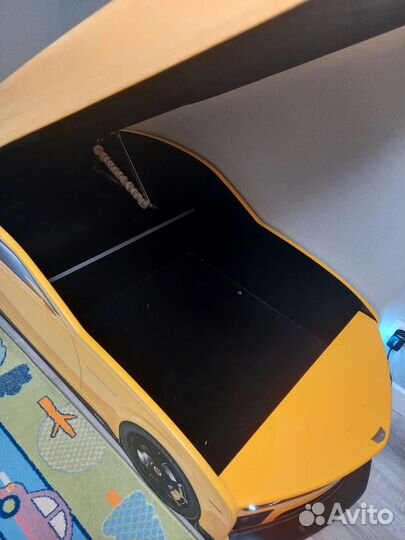 Детская кровать машина