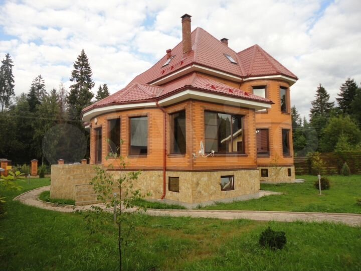 Коттедж 350 м² на участке 12 сот.