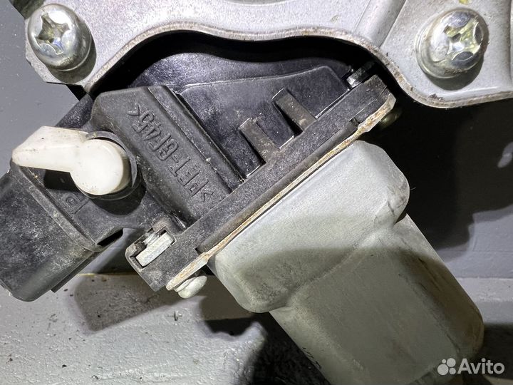 Стеклоподъемник передний на Mitsubishi Lancer 10
