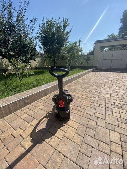 Машинка каталка с ручкой