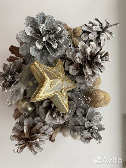 Корзина с шишками и игрушками