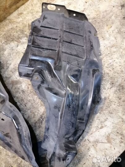 Подкрылок передний правый Mitsubishi Outlander XL