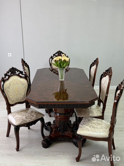 Стол и стулья