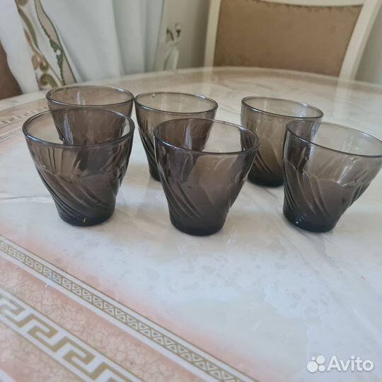 Бокалы из тёмного стекла