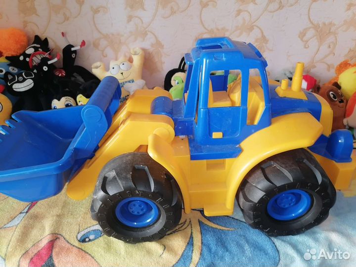 Игрушка трактор большой