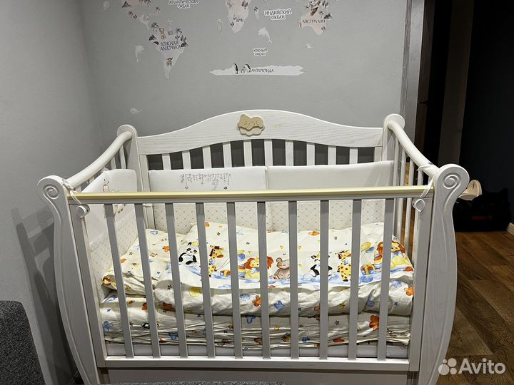 Детская кроватка с маятникоми и комод»