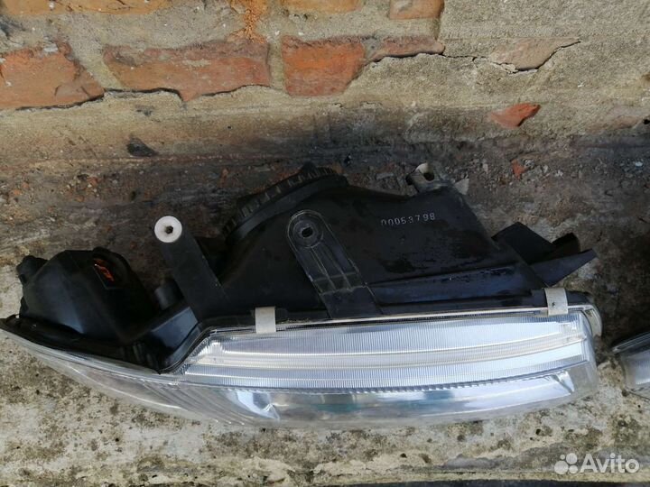 Фары Mitsubishi Carisma 1999г