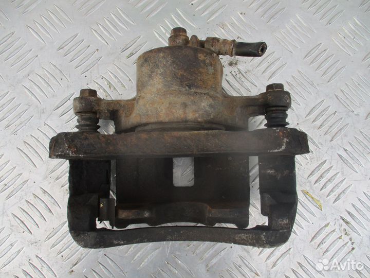 Суппорт передний правый Hyundai Sonata 3 2.0 1996г