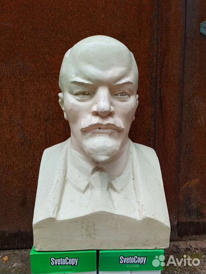 Огромный бюст Ленина