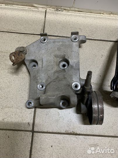 Кронштейн на nissan almera n16