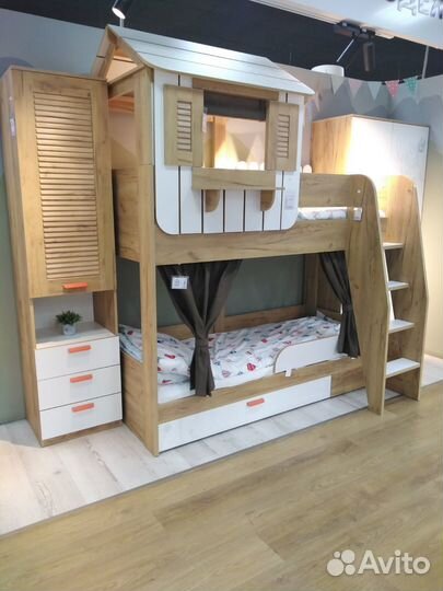 Детская двухъярусная кровать