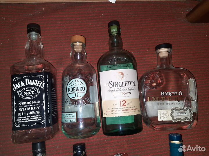 Пустые бутылки из под алкоголя