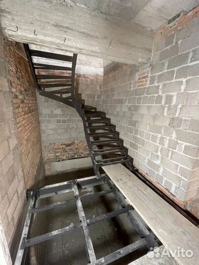 Лестница на металлокаркасе в дом