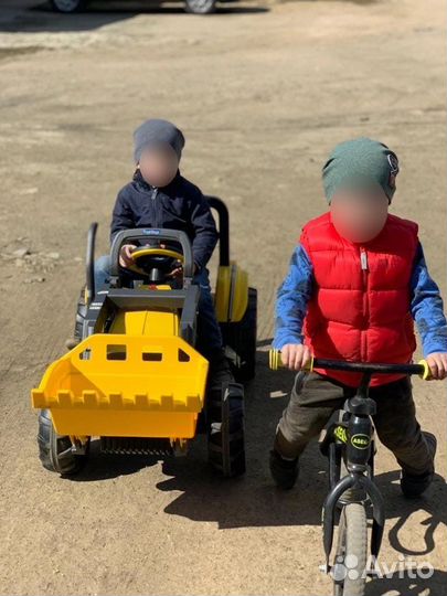 Педальный трактор