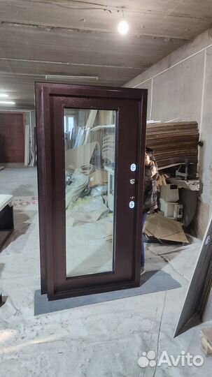 Дверь с зеркалом входная