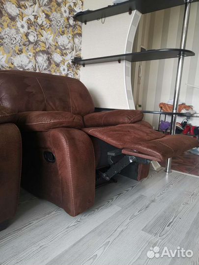 Кожаный диван