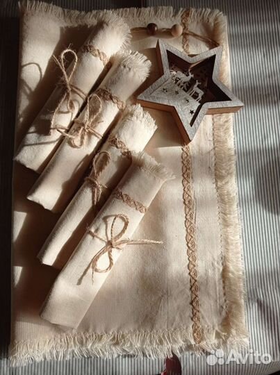 Стильный комплект из 4 салфеток и дорожки