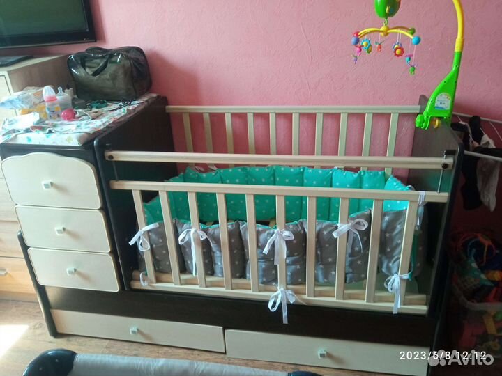 Детская кроватка с маятником и ящиком