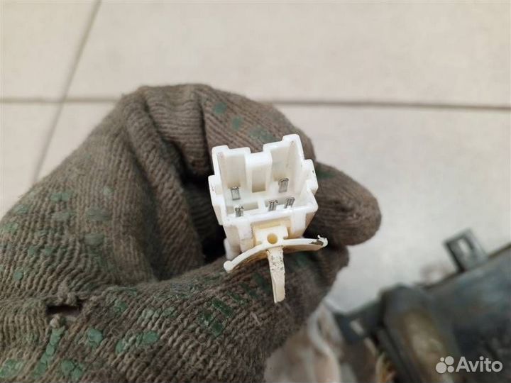 Моторчик стеклоподъемника задний правый Mitsubish