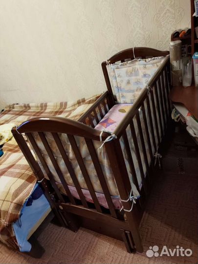 Детская кроватка с продольным маятником