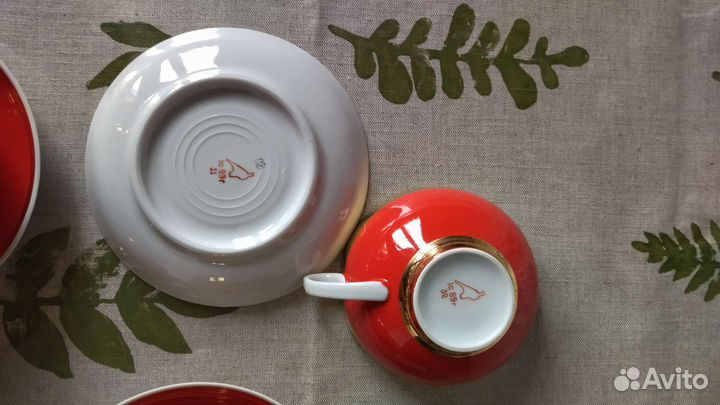 Чайные чашки с блюдцами, тарелки, сервиз