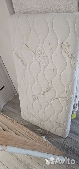 Детская кроватка с маятником