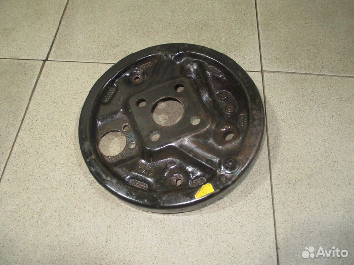 Щит опорный задний правый Renault Symbol 1