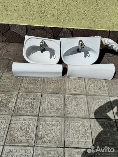 Раковина, туалет и шкафчик в ванную