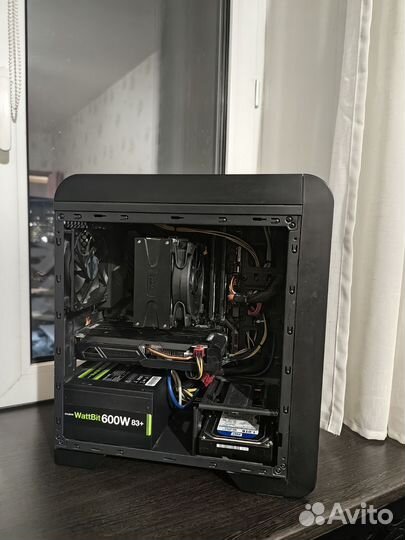 Компьютер с монитором и клавиатурой