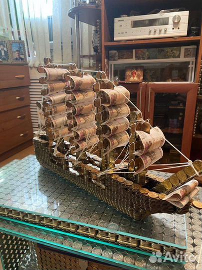 Корабль из монет номиналом десять копеек