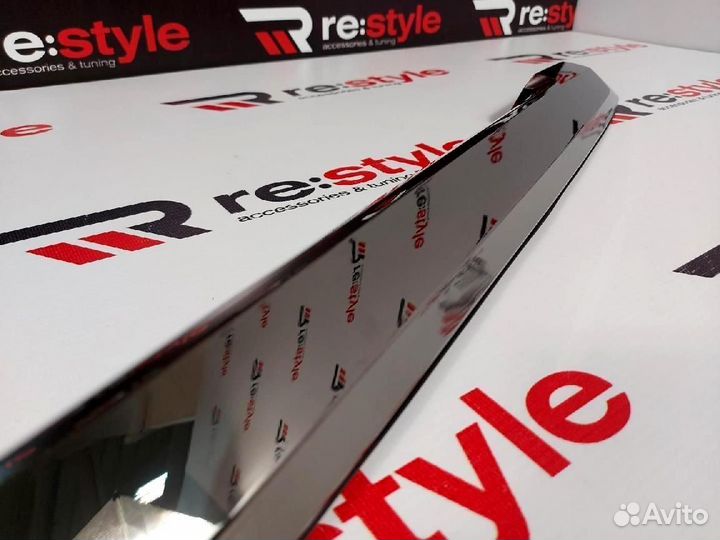 Накладка на 5-ю дверь Lexus LX570