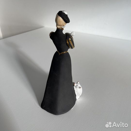 Статуэтка фарфор Дама с собачкой, в чёрном