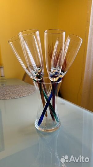Бокалы для шампанского в вазе