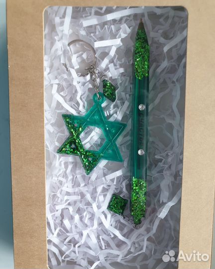 Набор из ручки и брелка