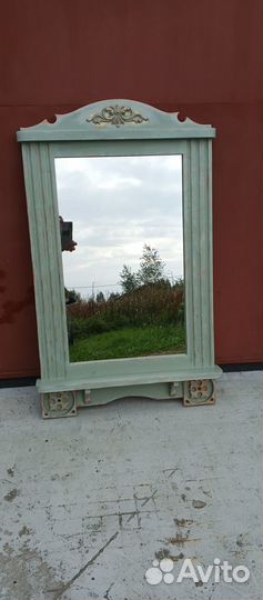 Зеркало в деревянной раме