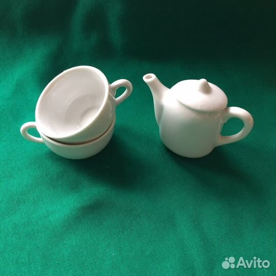 Две чашечки и кофейник