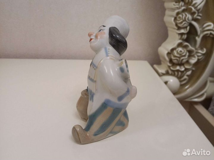 Фарфоровая статуэтка Клоун