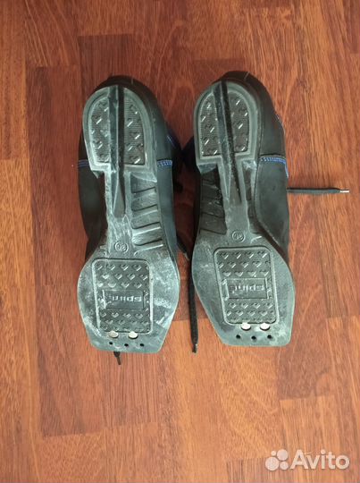 Ботинки лыжные для ребенка (37 р.) + лыжи(дерево)