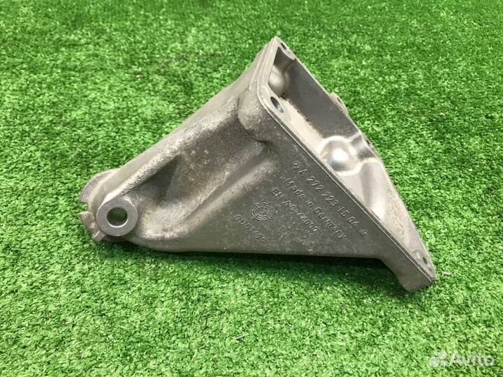 Кронштейн двигателя правый Mercedes-Benz E-350