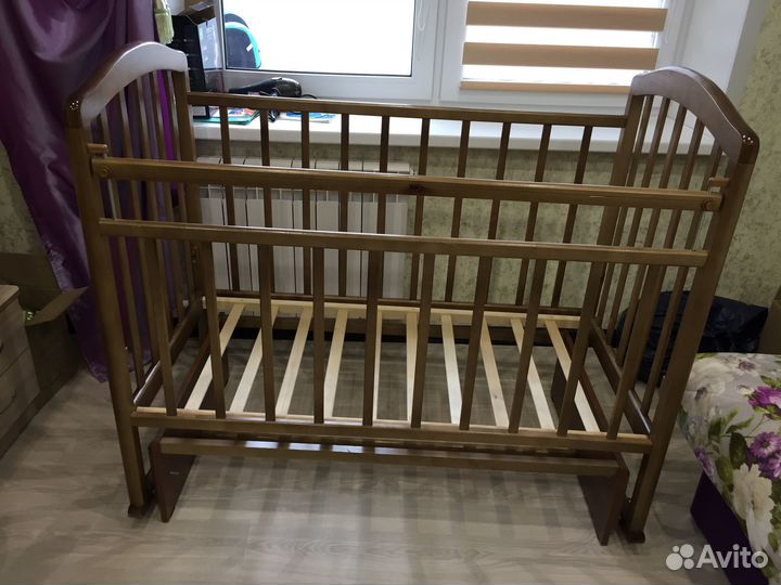 Продам детскую кроватку с маятником и матрасом