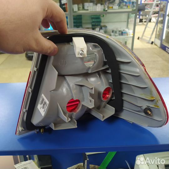 Фонарь задний внешний левый красно-белый