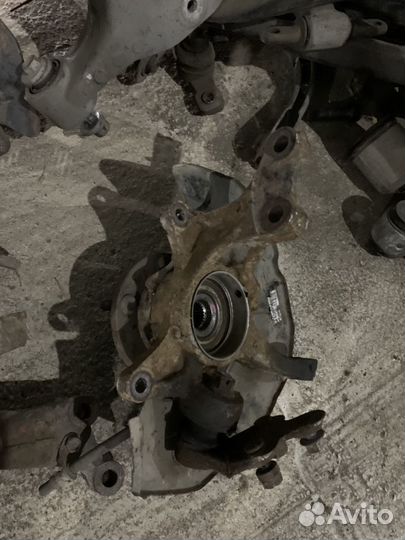 Правый поворотный кулак Toyota Camry 2.4