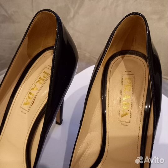 Лаковые чёрные туфли Prada