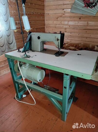 Промышленная швейная машина на столе